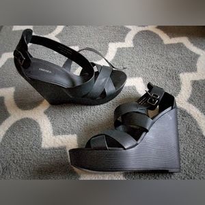 Black high shoes in size 8